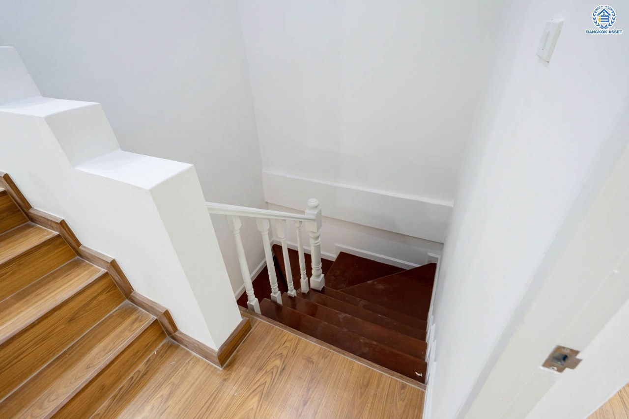 บ้านมือสองตกแต่งใหม่ โครงการ นันทนาการ์เด้น-พาร์คเพลส 345 ราชพฤกษ์-ติวานนท์ เนื้อที่ 27 ตร.ว. ฟังก์ชัน 3 ห้องนอน 2 ห้องน้ำ จอดรถได้ 2 คัน บรรยากาศเงียบสงบเป็นส่วนตัว สิ่งอำนวยความสะดวกมากมาย! บนทำเลศักยภาพ เชื่อมต่อถนนราชพฤกษ์ ใกล้จุดขึ้นทางด่วน "ศรีสมาน"